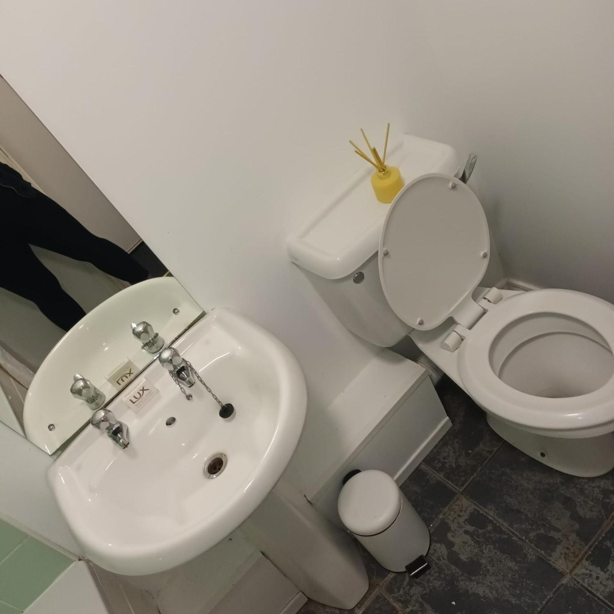 ホテル Cefn Mably ぺナース エクステリア 写真